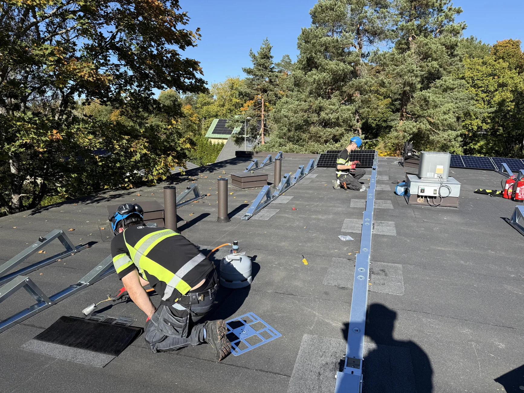 Asennustyö kattokohteessa
