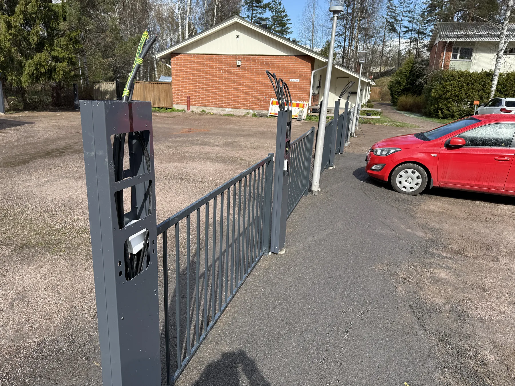 Latauspisteiden kaapelointi asennusvaiheessa