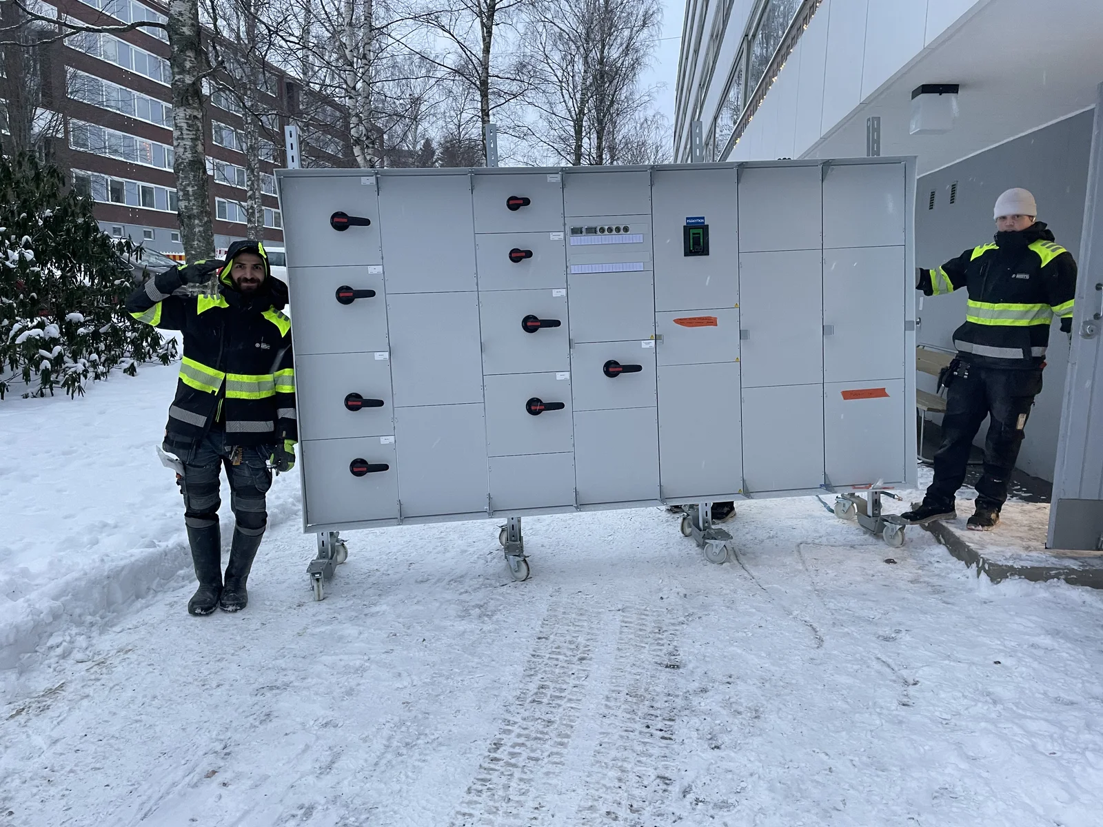 Sähkökeskuksen toimitus kohteeseen