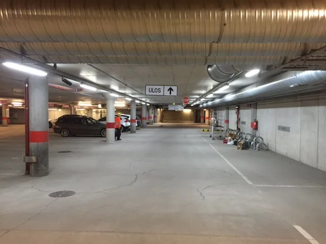 Parkkihallin valaistus